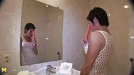 Lijepa brineta pokaz ...