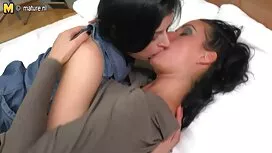 Dvije bebe okupane p ...