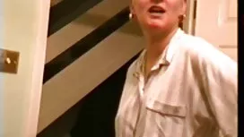 Tanka plavuša ponaša ...