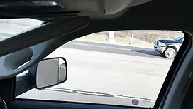 Djevojka pokazuje sv ...