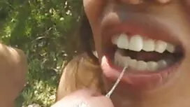 Plavuša Esther zauzi ...