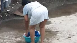 Dječak je masturbira ...