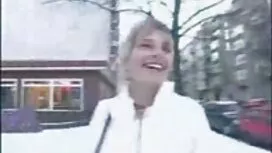 Stavio je mladu prsa ...