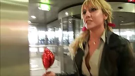 Plavokosa djevojka k ...