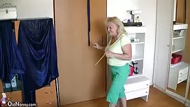 Kučka prstom joj mok ...