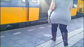 Mlada plavuša s elas ...