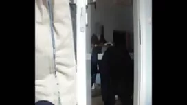 Vruća brineta igra s ...